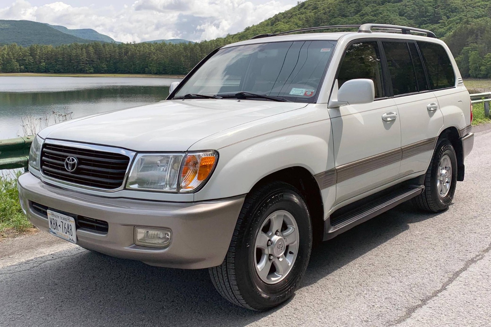 Rent Land Cruiser V8 in Entebbe